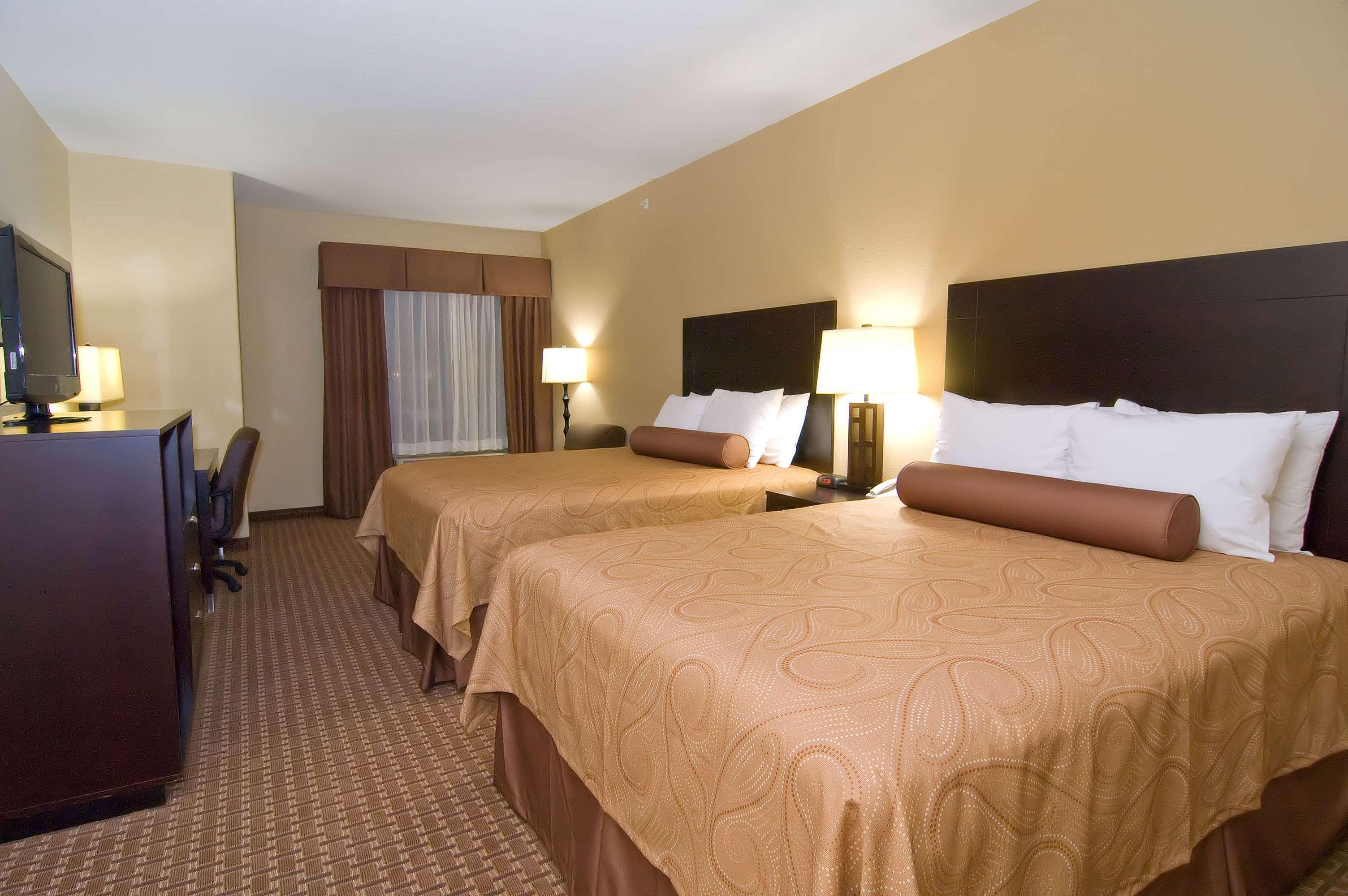 Best Western Bastrop Pines Inn Bilik gambar