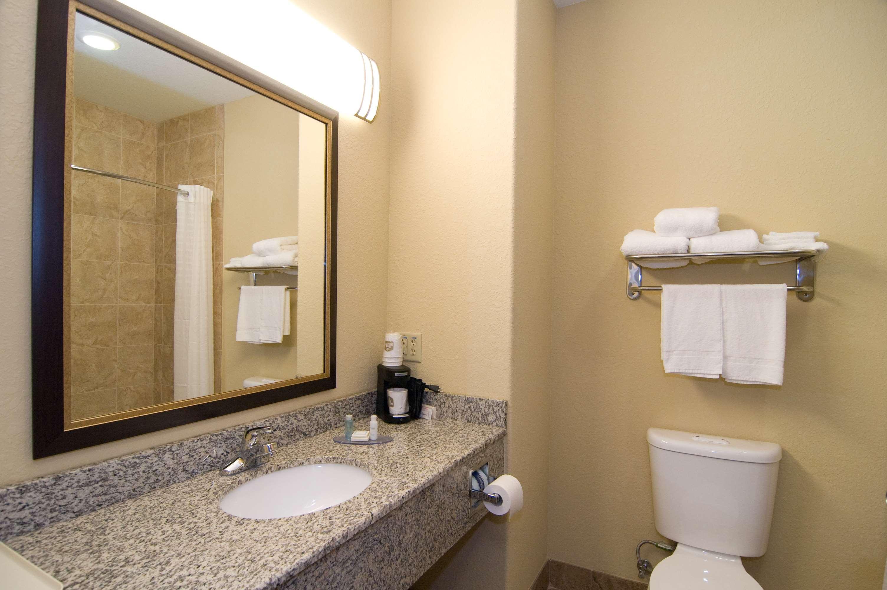 Best Western Bastrop Pines Inn Bilik gambar